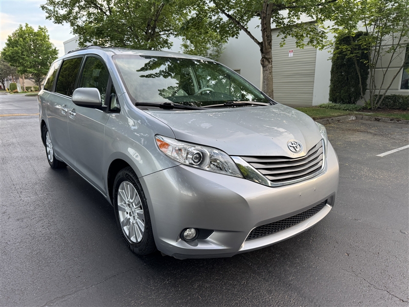 2013 Toyota Sienna Limited V6 AWD 7-Passenger's photo